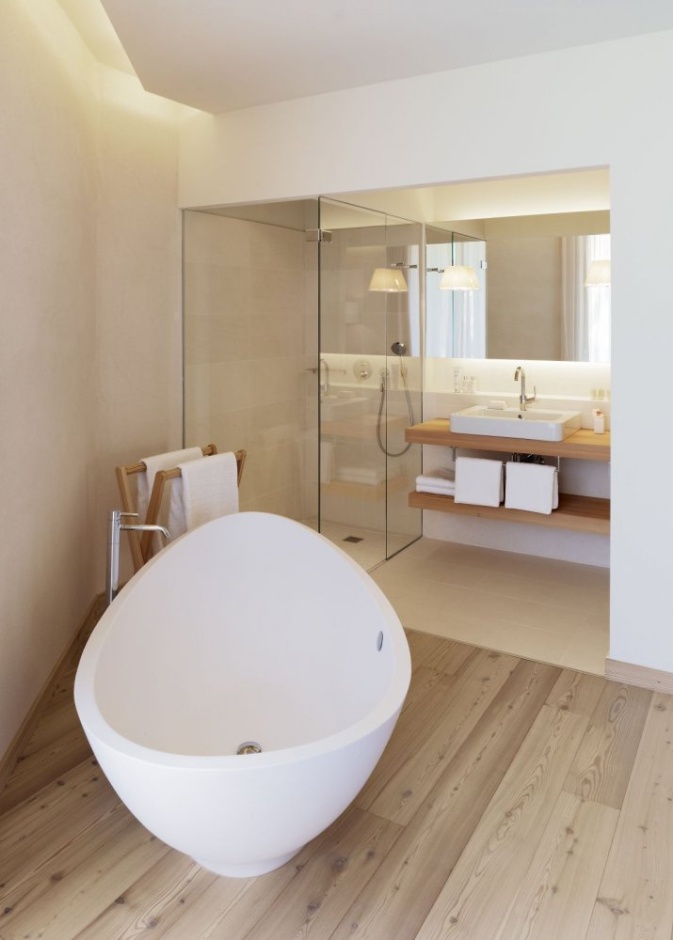 تصميم أرضية الحمام من الخشب والبلاط لمظهر عصري جذاب