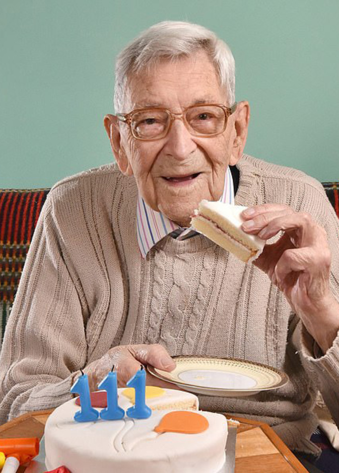 أكبر رجل في العالم يتحدث عن ملكة بريطانيا