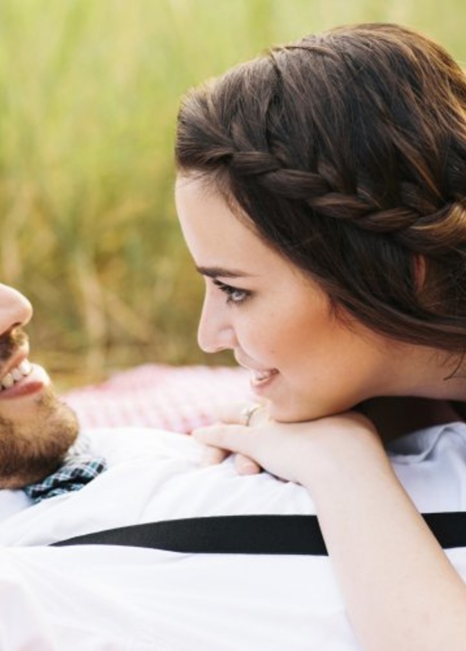 كيف تتأكد المرأة من عشق زوجها لها