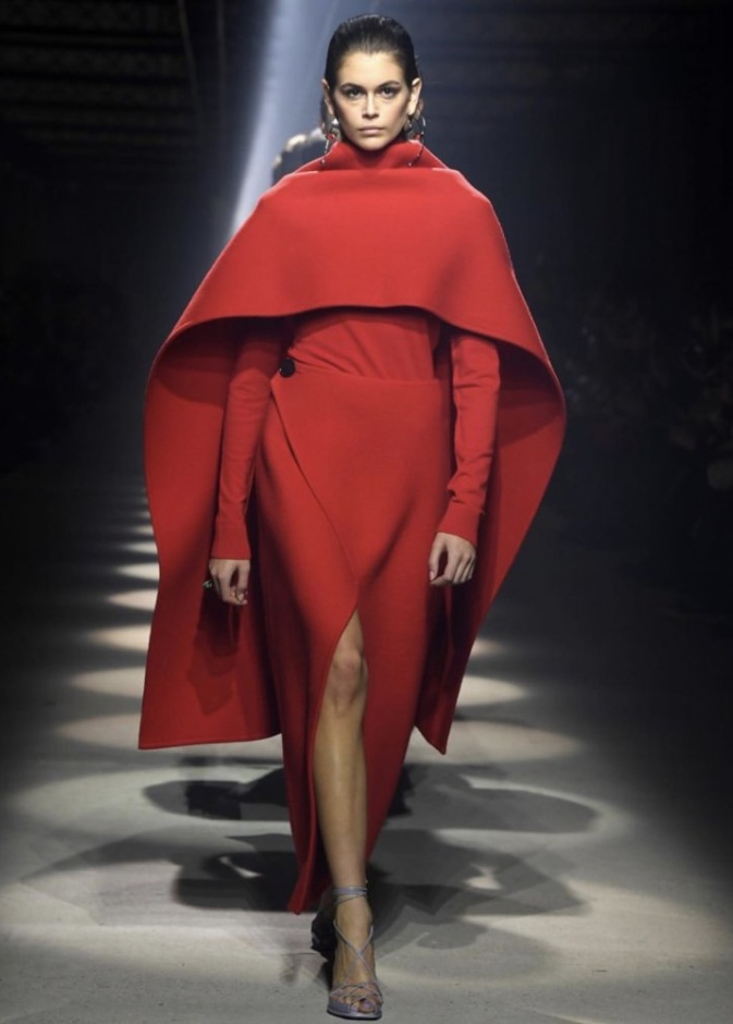 كايا جربر تطل بالأحمر في عرض دار جيفنشي خلال أسبوع الموضة في باريس