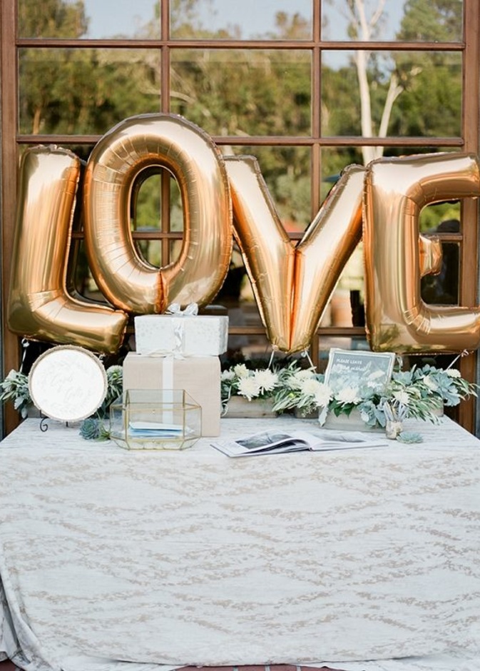 البالونات من الطرق المميزة لزينة طاولات حفلات الزفاف