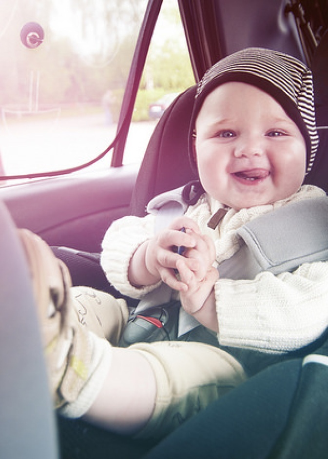  بكاء الطفل اثناء القيادة تحدثي مع أطفالك الأكبر سنا عن أهمية تفادي التحدث بصوت عالي