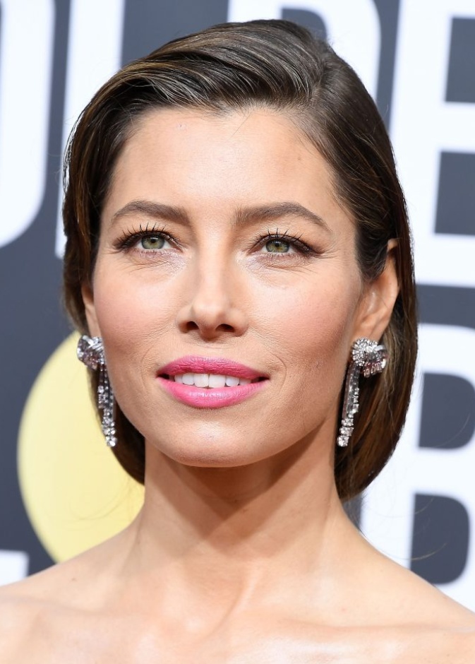 أنوثة جيسيكا بيل بأقراط من بولغاري Bulgari