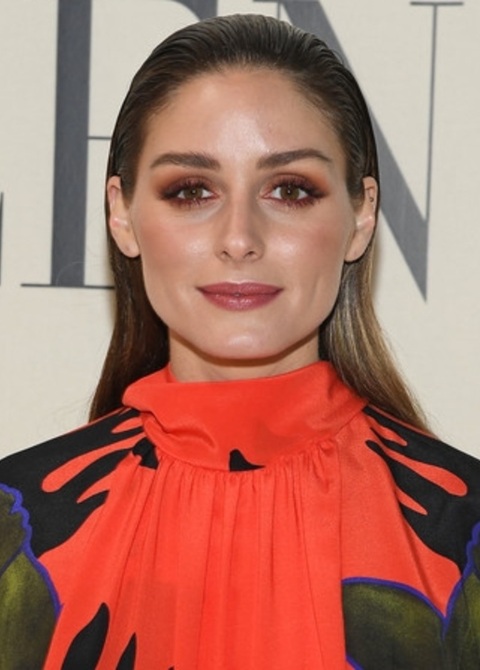  حضرت الجمبلة Olivia Palermo عرض Valentino متألقة برسمات مكياج عيون برونزي مات بارز على الجفون العليا للعينين
