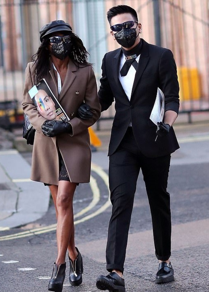  الكمامة رافقت بيلا حديد حتى على الطائرة