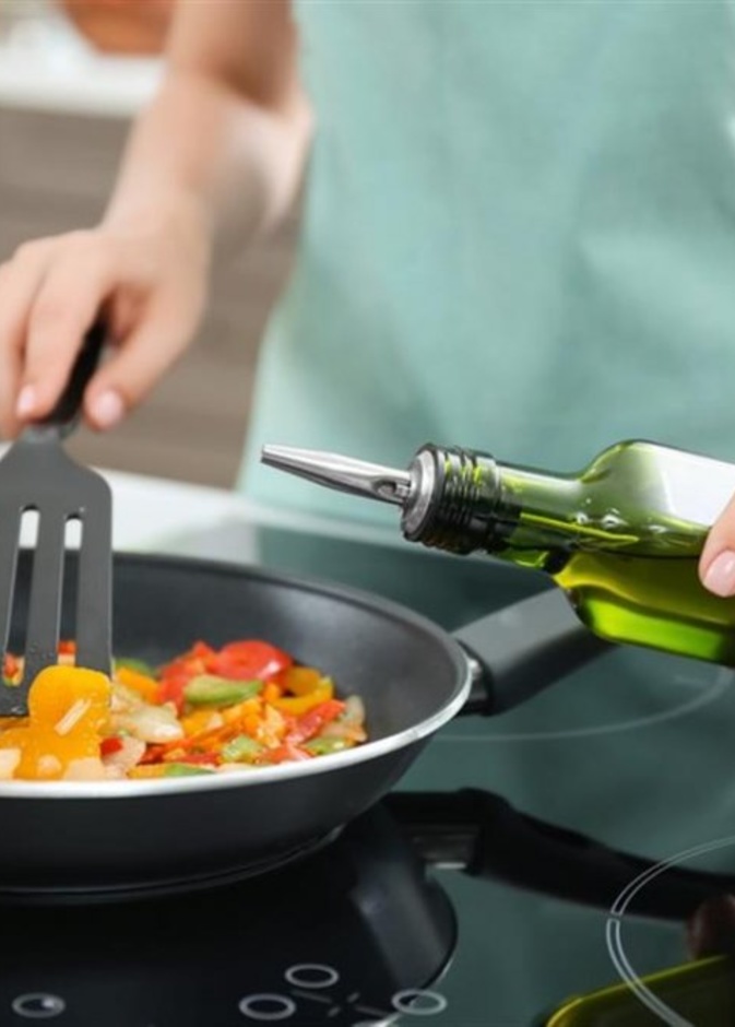 زيت الزيتون لا يفقد خصائصه في الطهي