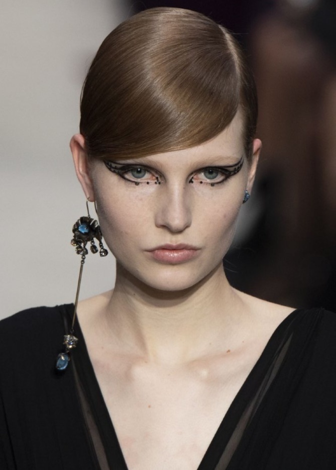 رسمات ايلاينر هندسية مجنحة من دار Valentino