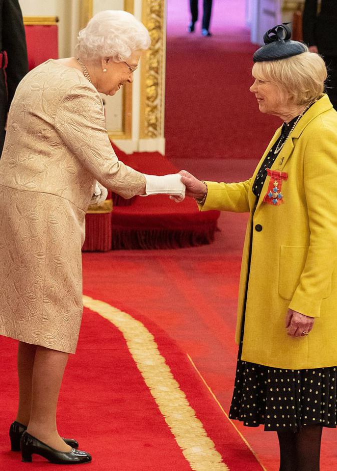 ملكة بريطانيا تظهر بقفازات أثناء مصافحتها لأفراد الجمهور بالتزامن مع انتشار فيروس كورونا