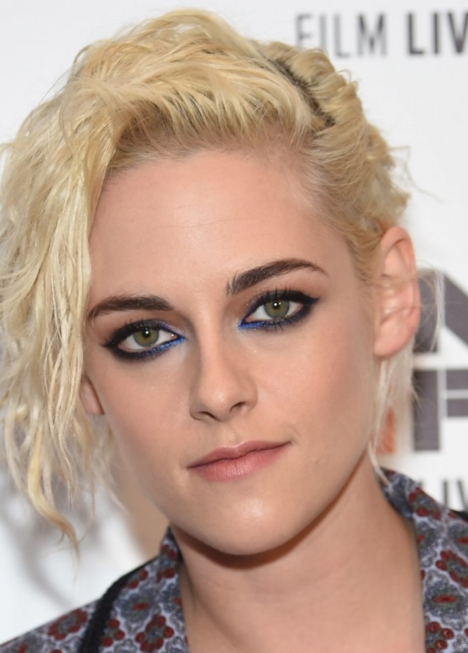 ابرزي جمال عينيك العسلية بظلال العيون الأحمر