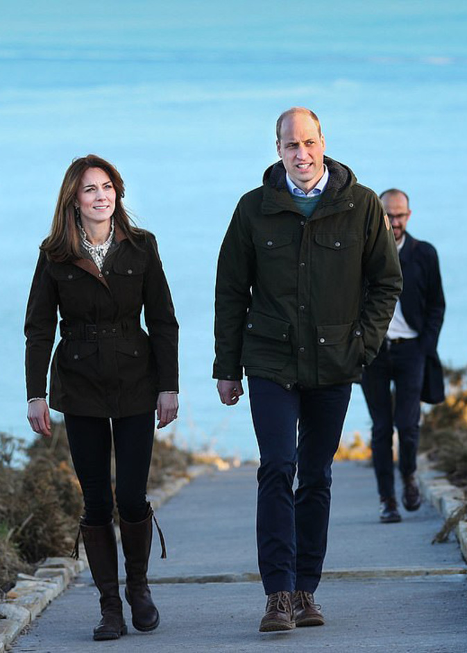 الأمير وليام وزوجته كيت ميدلتون في نزهة رومانسية