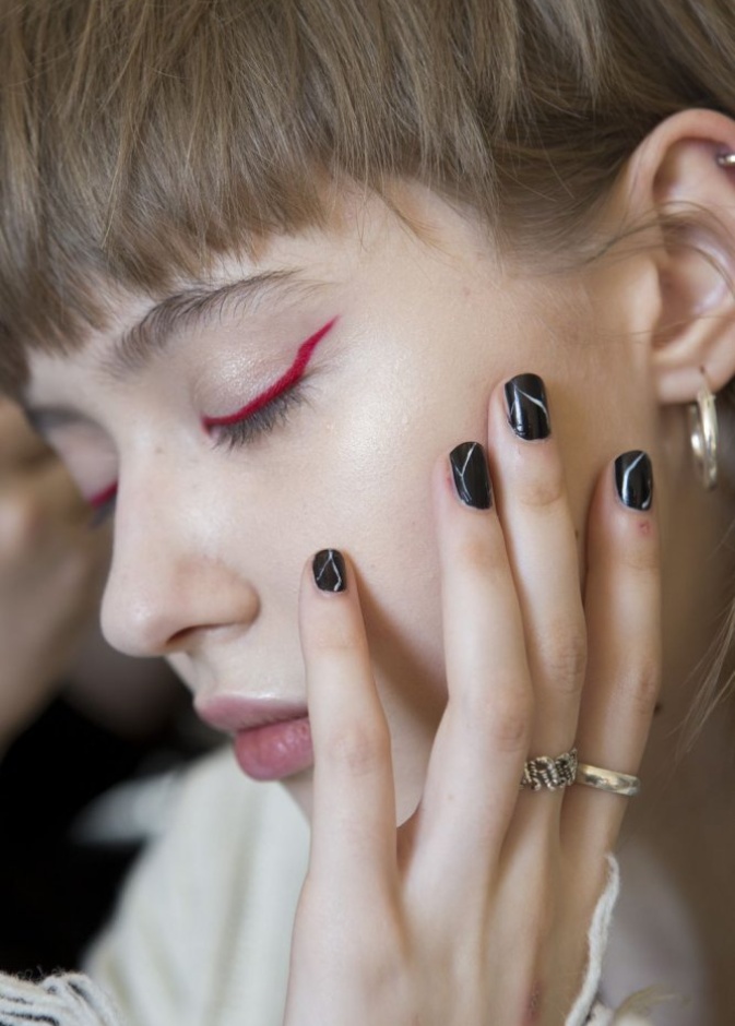 الوان المناكير الداكنة والسوداء احدث موضة في شتاء 2020