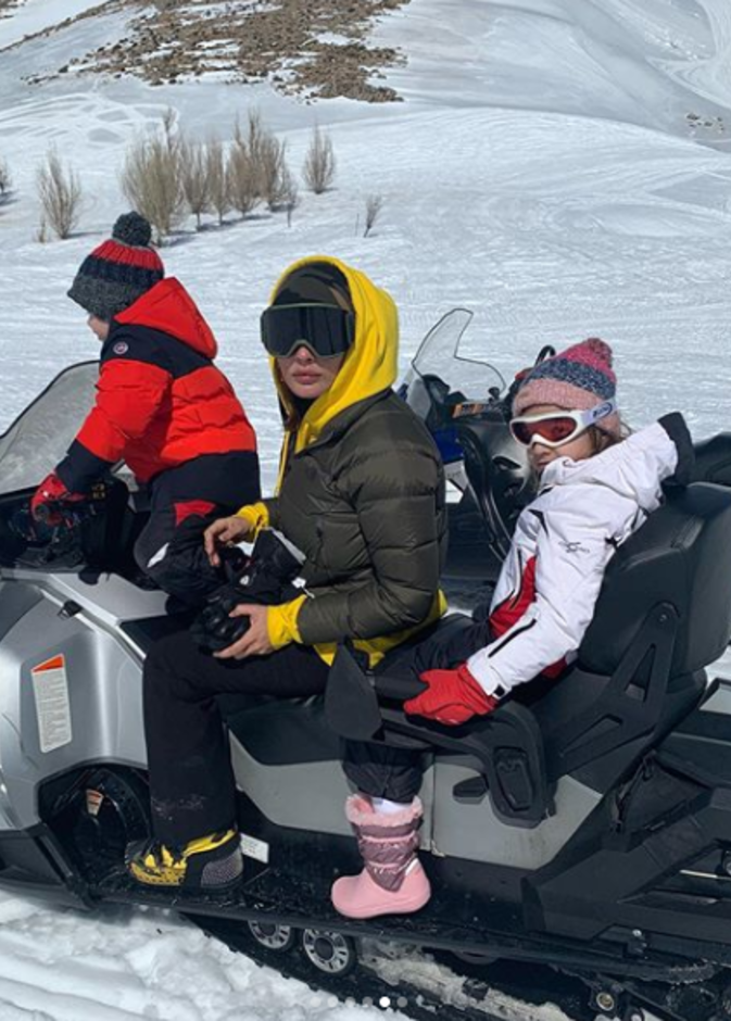 نادين نجيم مع اطفالها على الثلج