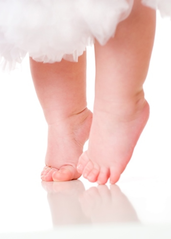 اسباب مشي الاطفال على اطراف الاصابع