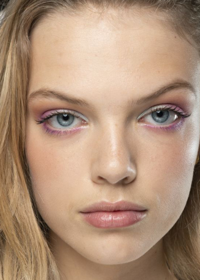 رسمات مكياج مات بالظلال الصفراء من Anna Sui