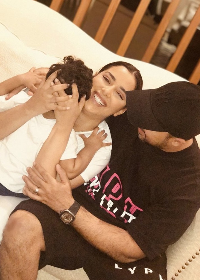 صورة لطيفة تجمع بلقيس فتحي بزوجها وابنها