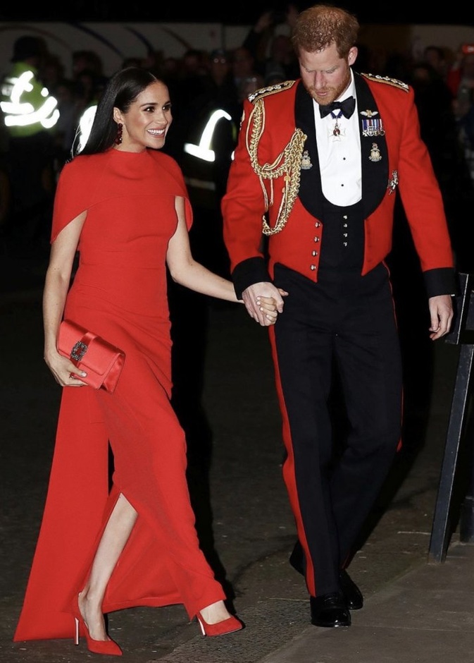 إطلالة خلابة لميغان ماركل والأمير هاري باللون الأحمر في لندن