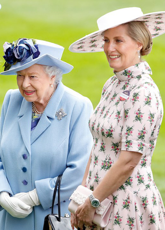 صوفي كونتيسة وسكس اشترت قميص نسائي لملكة بريطانيا