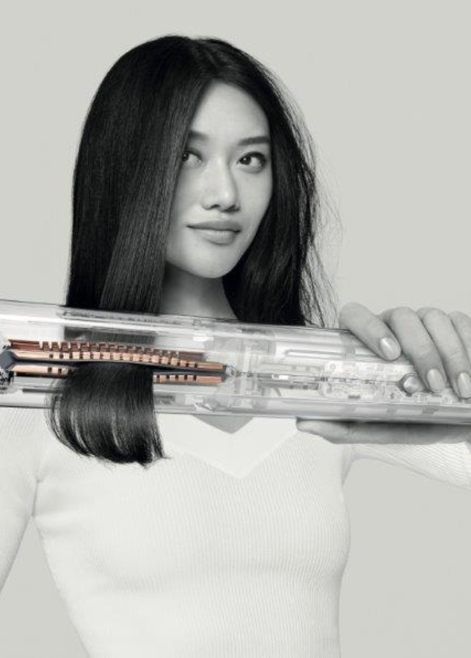  Dyson CorraleTM جهاز تمليس الشعر الأوّل بتقنية الألواح المرنة القابلة للثني