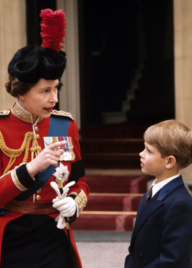 صورة نادرة للأمير إدوارد بصحبة ملكة بريطانيا