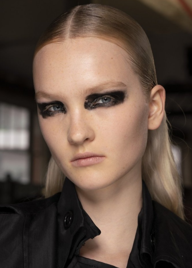 لا تترددي من اعتماد الآيلاينر الغرافيكي في صيف 2020