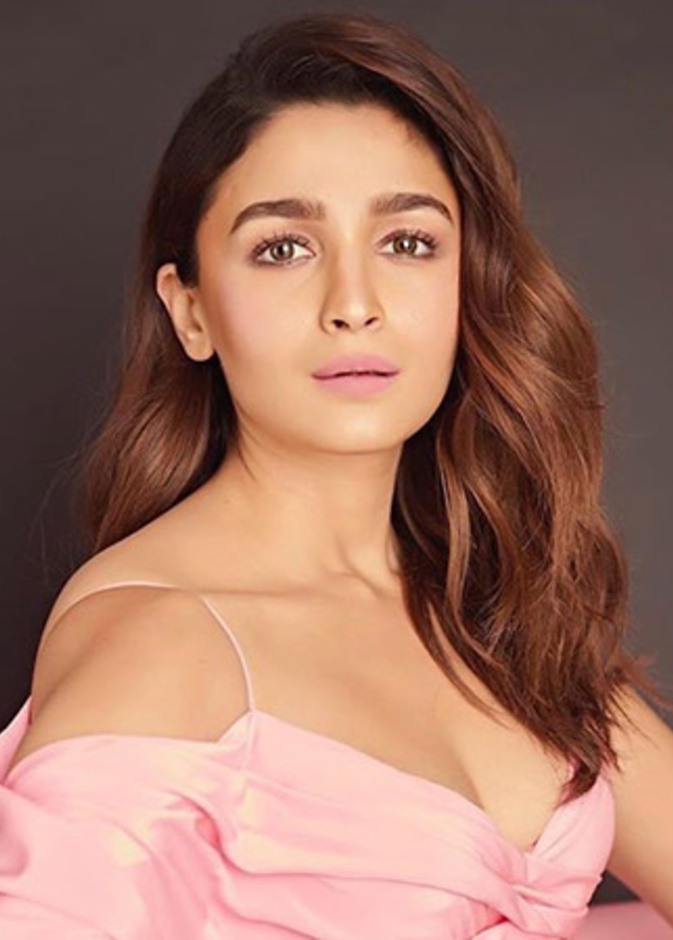 عليا بهات من مواليد 15 مارس 1993 هي ممثلة ومغنية هندية