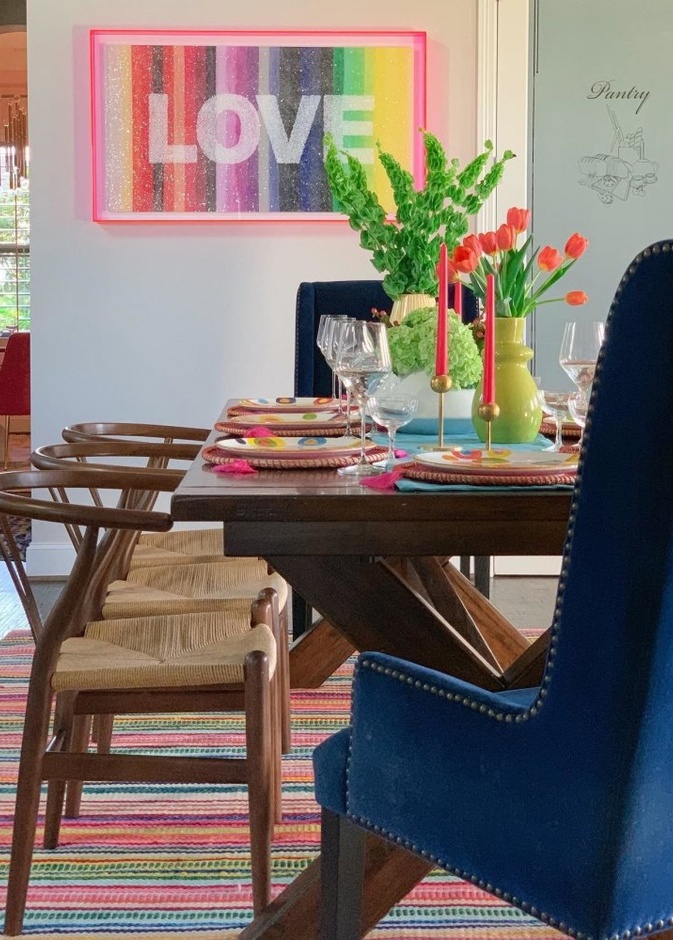 خزانة غرفة الطعام باللون جذاب مع اكسسوارات ملونة تغني الديكور 