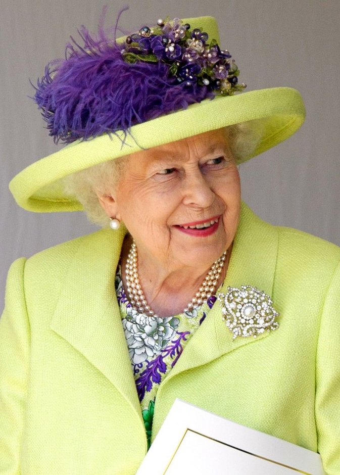 رسائل خفية ترسلها الملكة إليزابيث عبر بروشاتها 