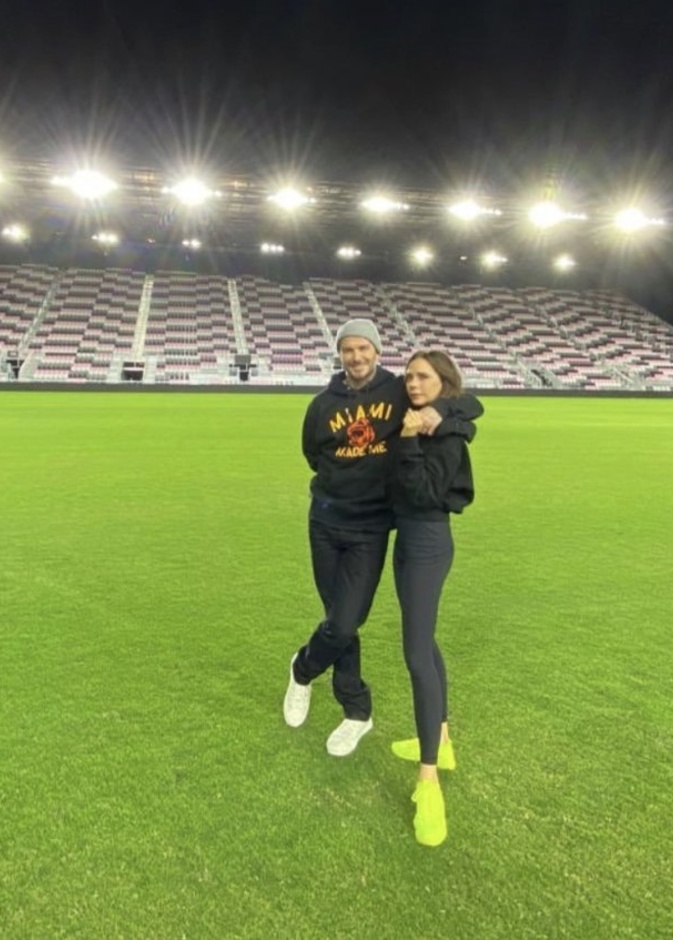فيكتوريا بيكهام برفقة زوجها ديفيد بيكهام في ملعب كرة قدم فارغ في ميامي