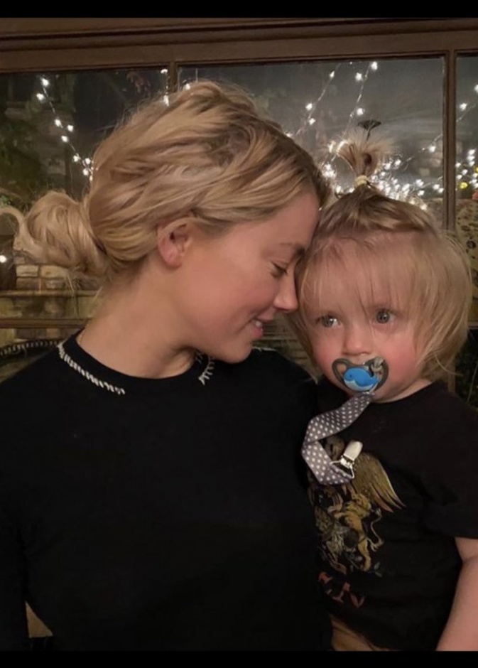 نشرت آمبر هيرد صورة لطيفة لها برفقة ابن اختها