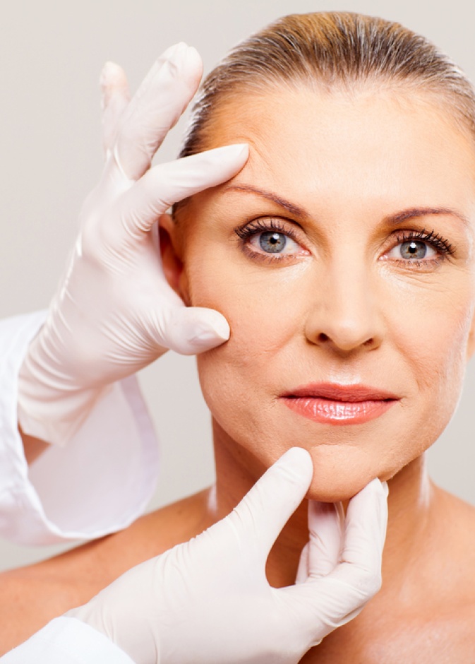  عملية شد الجفون هو إجراء شائع للنساء فوق سن الأربعين