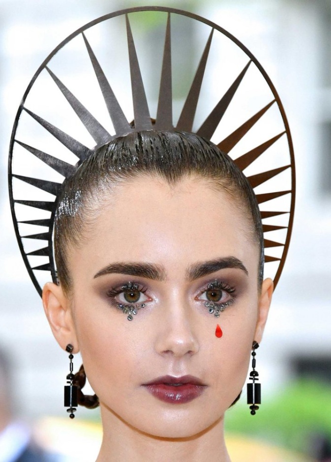 ليلي كولينز بأقراط من كارتييه Cartier