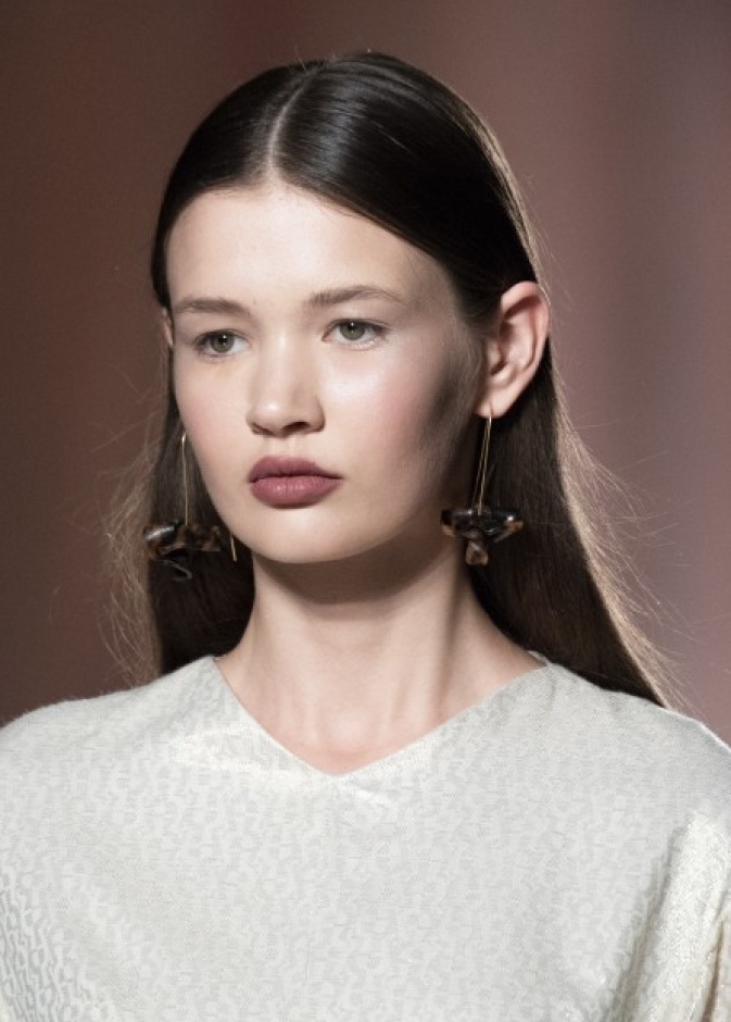 أحمر شفاه أحمر بأسلوب aigner