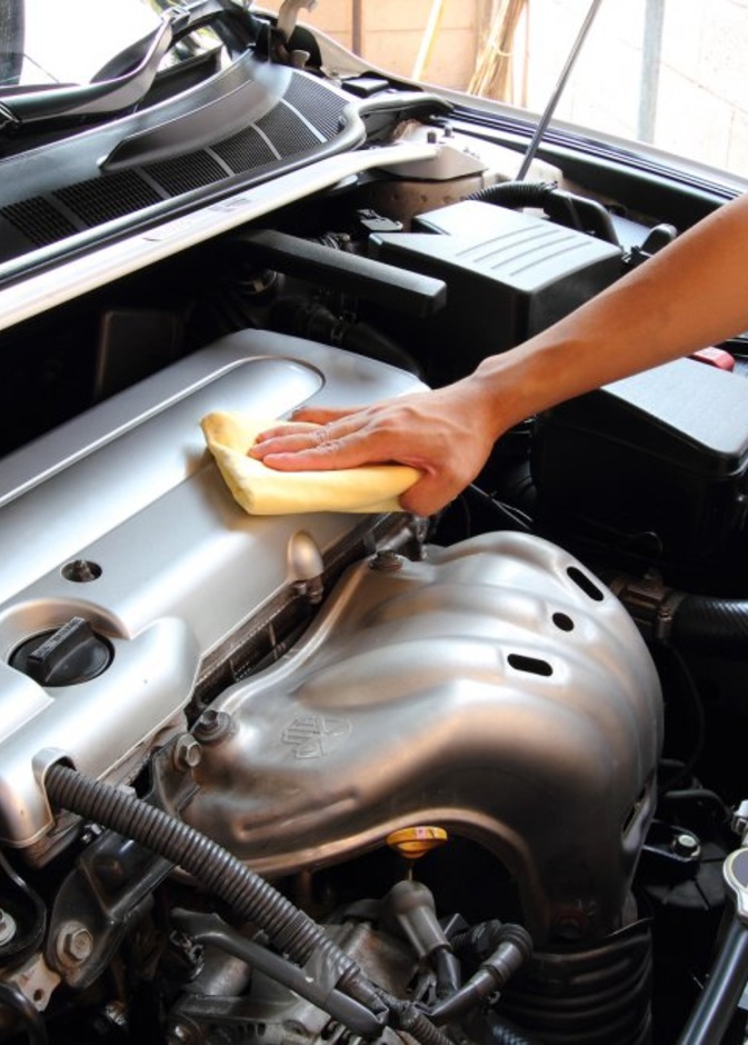 تطبيق مزيل شحوم المحرك على السطح الخارجي للمحرك