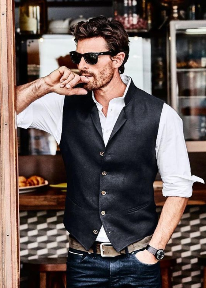 بساطة ورقي بالقميص الأبيض مع الجينز والفيست الداكن