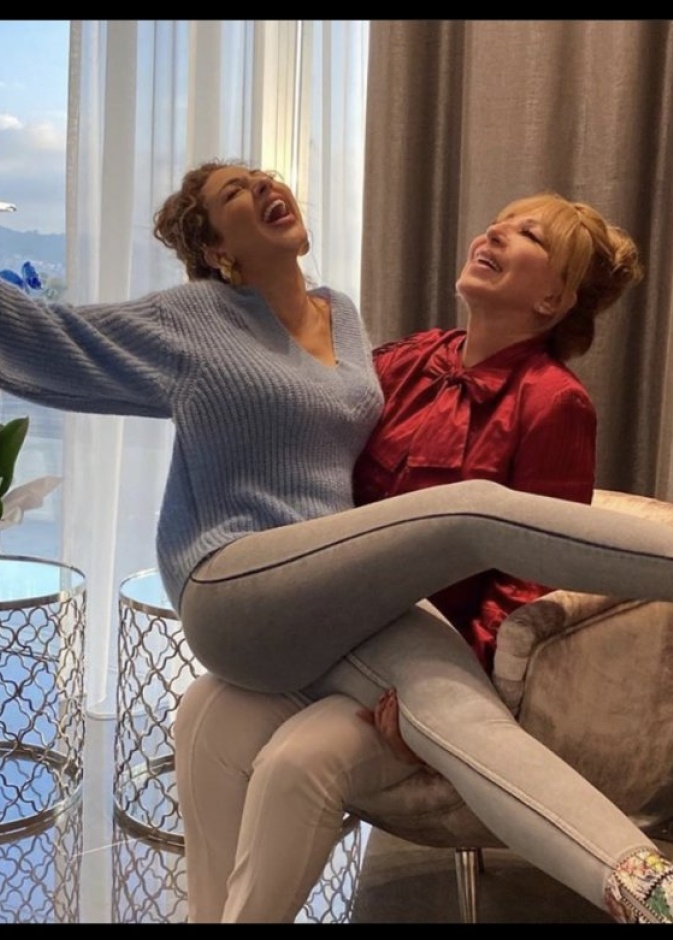 صورة عفوية تجمع بين ميريام فارس وأمها