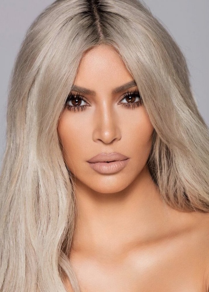 تستخدم كيم كارداشيان الكونتور كأحمر شفاه