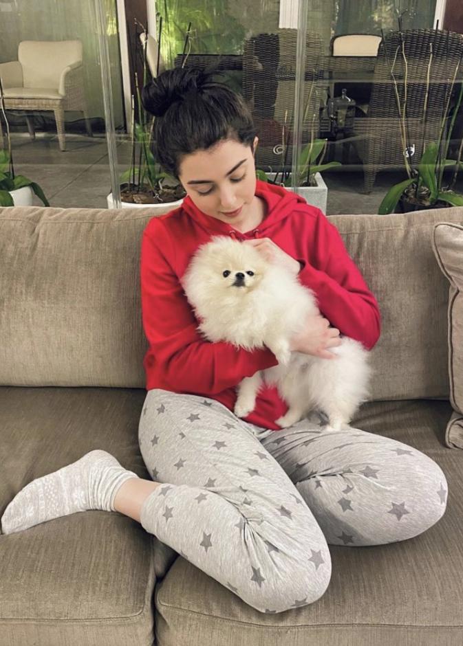 نشرت ماريتا الحلاني صورة لها في المنزل لتشجع متابعيها على البقاء في بيوتهم