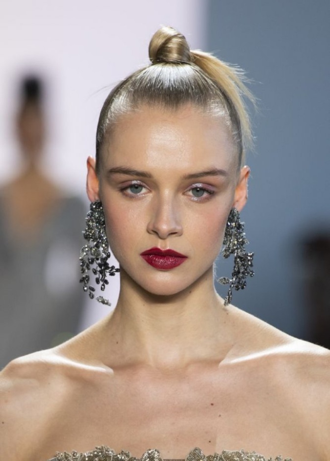 الوان شفاه حمراء لتكبير الشفايف من دار Badgley Mischka