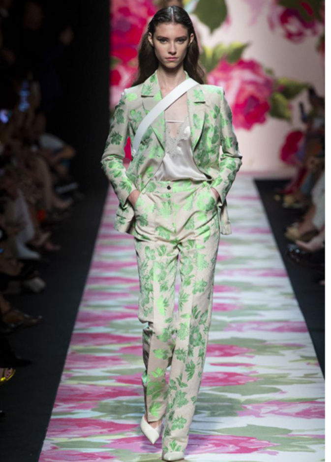 البناطيل المنقوشة بالورود احدث صيحات الربيع من Blumarine