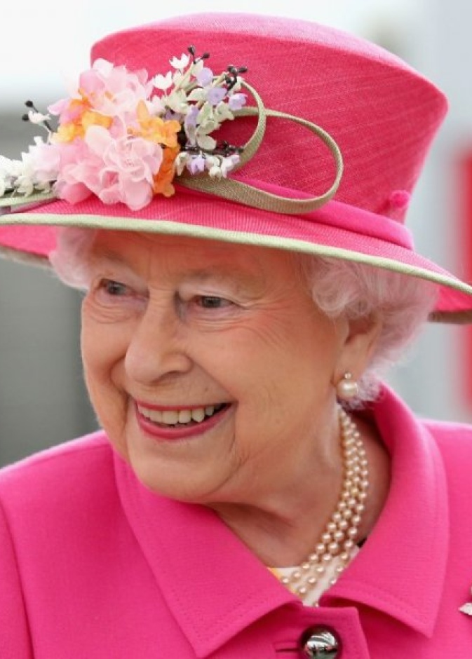 ملكة بريطانيا تلقت دروسا سريعة لإجراء مكالمات الفيديو