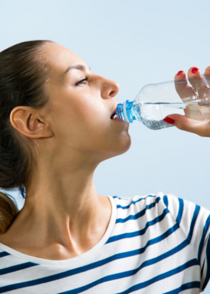 شرب الماء باستمرار لا يقتل فيروس كورونا