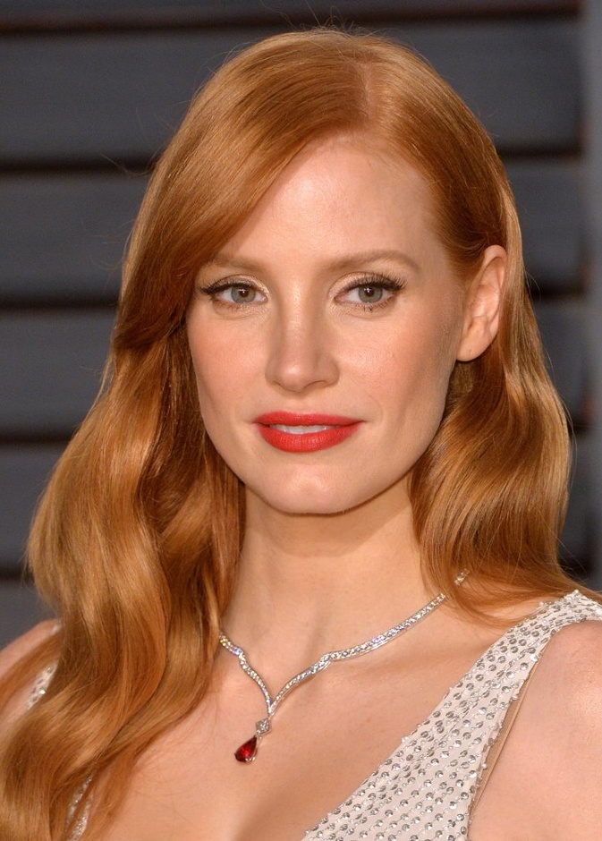 استوحي من جيسيكا شاستين إطلالتك الجمالية 