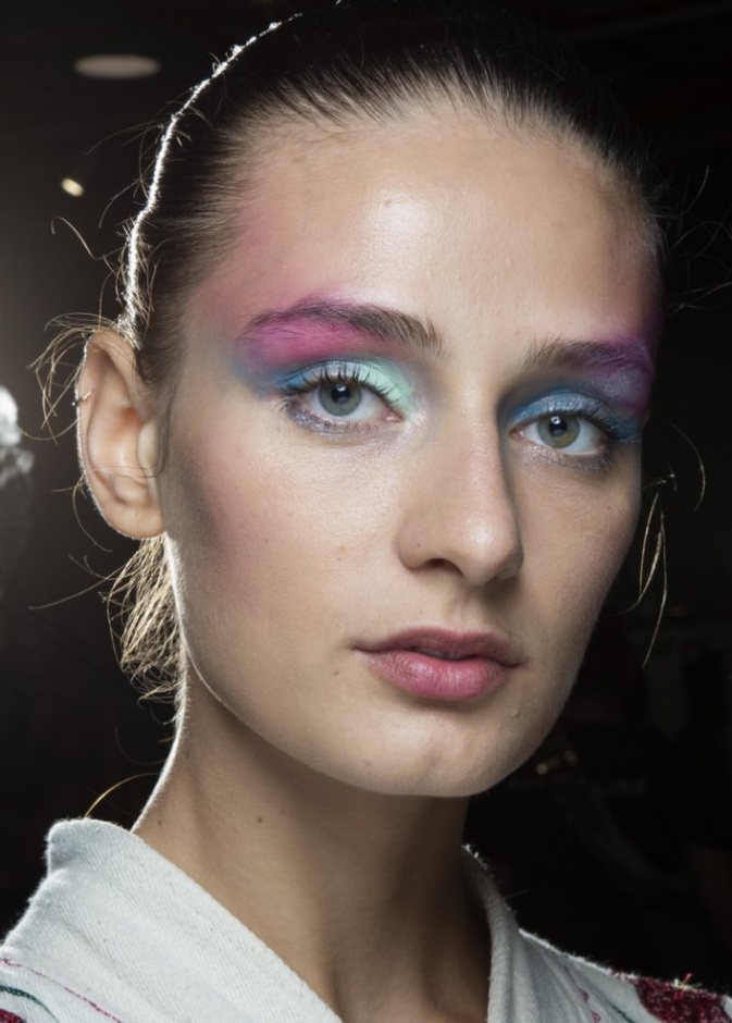  مكياج عيون بلوني الازرق والزهري لربيع 2020 من Christian Siriano