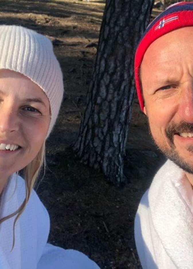 ولي عهد النرويج وزوجته ينشران صور من داخل عزلهما الصحي