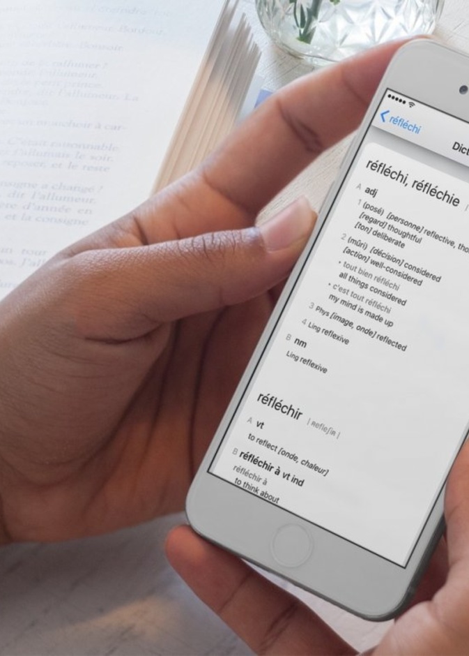 يقدم التطبيق أقسام مختلفة لمساعدة المستخدمين على تعلم القراءة، الكتابة، القواعد، الترجمة، وقسم الاختبارات