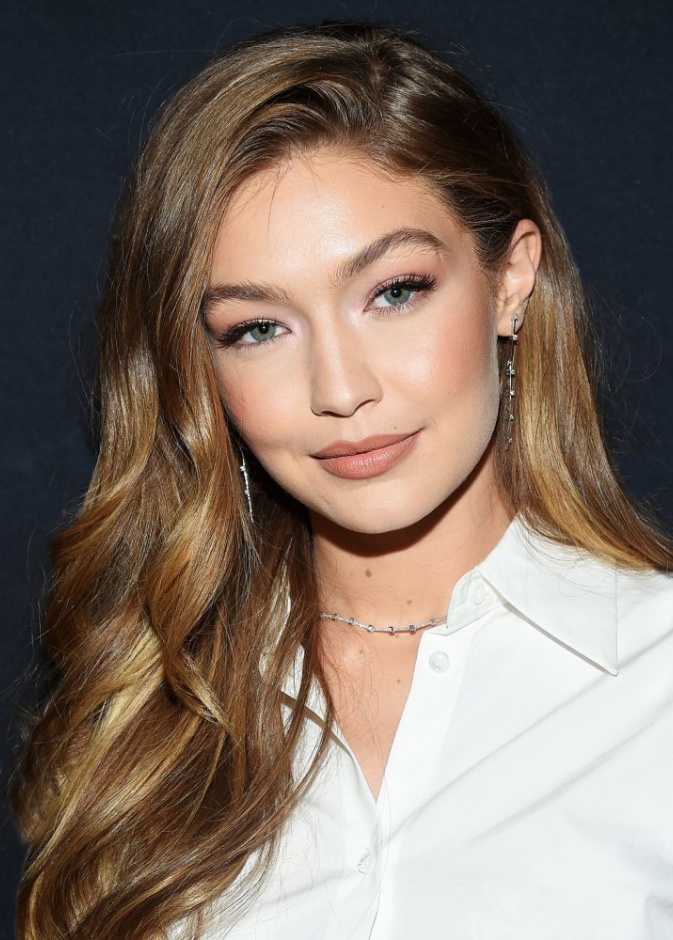  طريقة تطبيق احمر شفاه نيود مستوحى من اطلالات Gigi Hadid