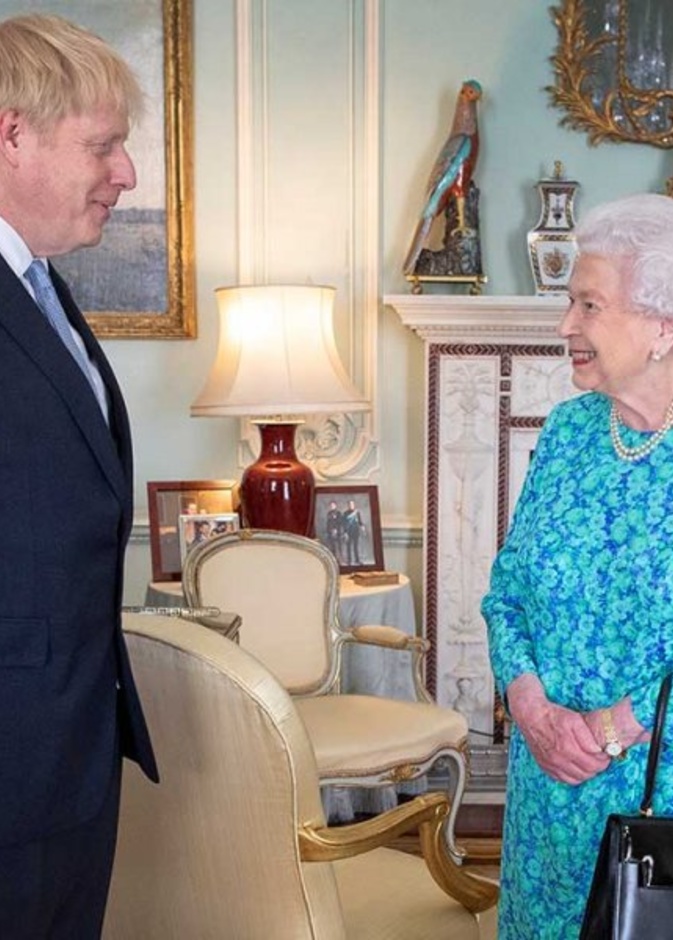 رئيس وزراء بريطانيا اجتمع بالملكة قبل مغادرتها قصر باكنغهام