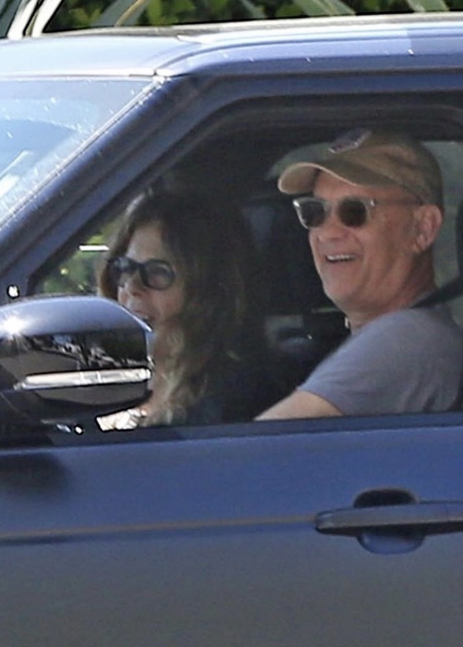 عودة توم هانكس وزوجته ريتا إلى لوس انجيلوس بعد الشفاء من فايروس كورونا