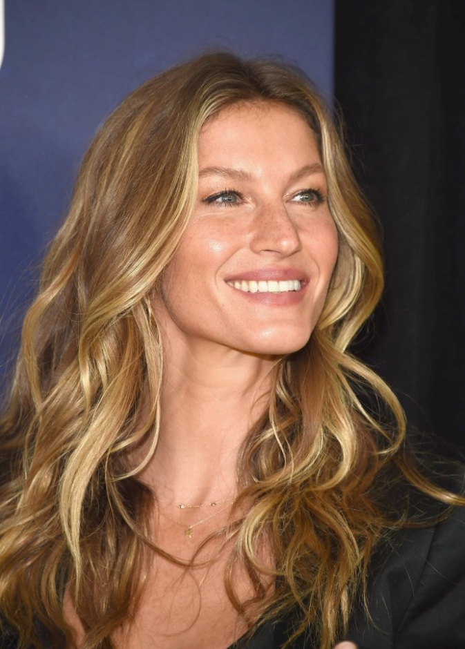 تكتفي جيزيل بوندشين بتمرير أصابعها بين خصلات الشعر بدلاً من تمشيطه