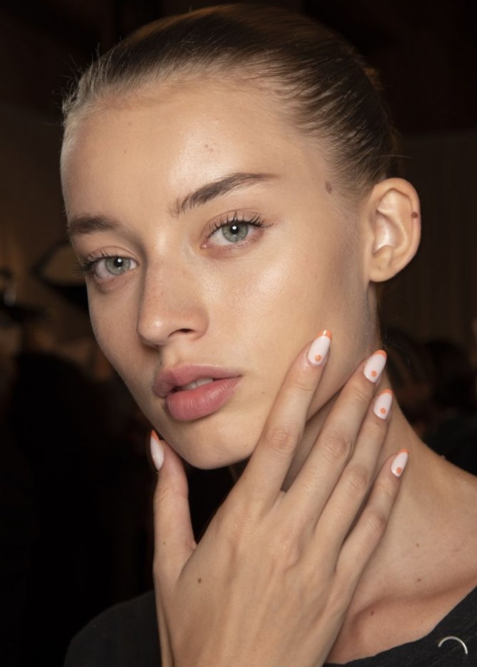 طرق لتطبيق المناكير الفرنسي اثناء الحجر المنزلي من Oscar De La Renta